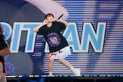 ポーズを決める中山莉子。