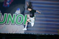 猛ダッシュでステージに飛び出す小久保柚乃。