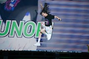 猛ダッシュでステージに飛び出す小久保柚乃。