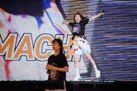 元気に飛び出す桜井えま。