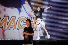 元気に飛び出す桜井えま。