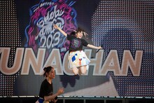 軽やかにジャンプする仲村悠菜。