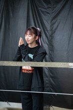 雨がやむよう祈る真山りか。