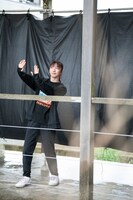 気を送って雨雲を動かそうとする真山りか。