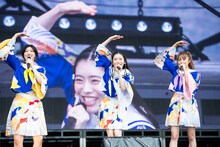 手で大きく「まる」を作る小林歌穂、風見和香、星名美怜（左から）。