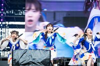 左から仲村悠菜、中山莉子、風見和香。