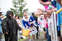 水風船を投げながら走り回る真山りか。