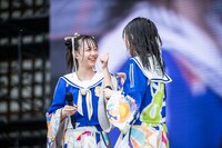 じゃれる仲村悠菜（左）と小久保柚乃（右）。