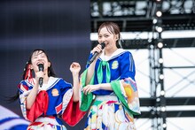 大笑いする桜木心菜（左）。