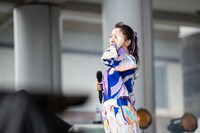 濡れた前髪をかき上げておでこを出す真山りか。