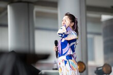 濡れた前髪をかき上げておでこを出す真山りか。