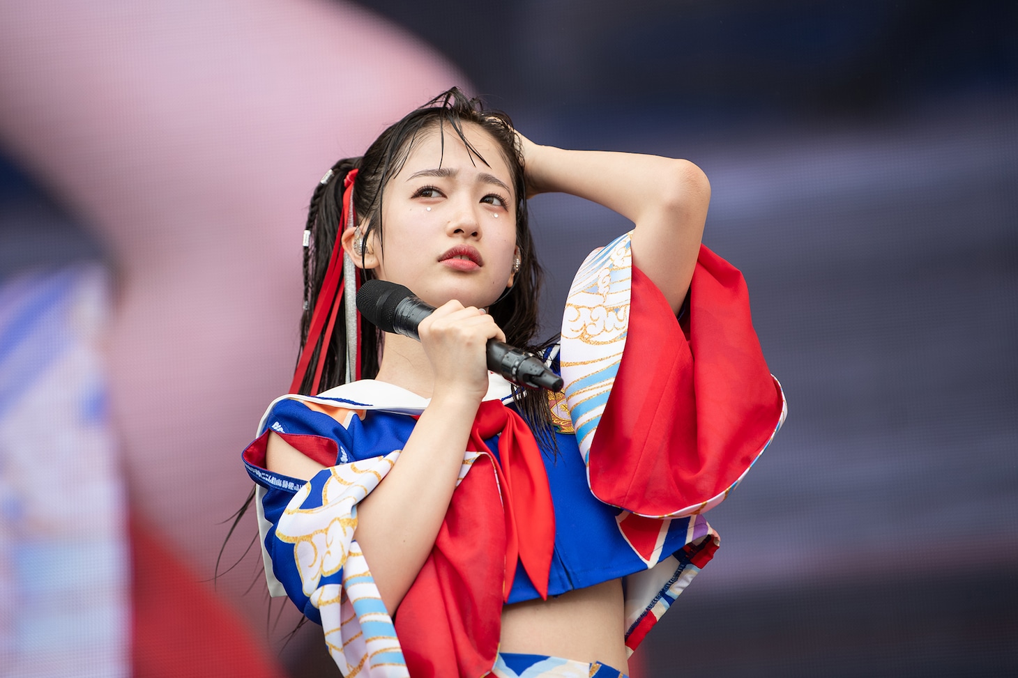おでこを出してセクシーに決める桜木心菜。