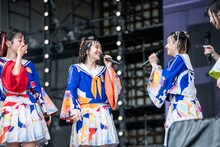 急に小芝居を始める桜井えま（中央）と仲村悠菜（右）。