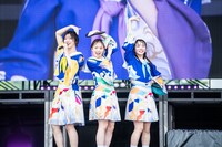 左から小林歌穂、安本彩花、中山莉子。