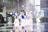 水しぶきが飛ぶ花道を全力疾走するエビ中低学年チーム。