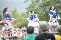 花道を走り回る低学年チーム。