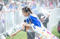 ずぶ濡れになりながら通路を駆ける仲村悠菜。