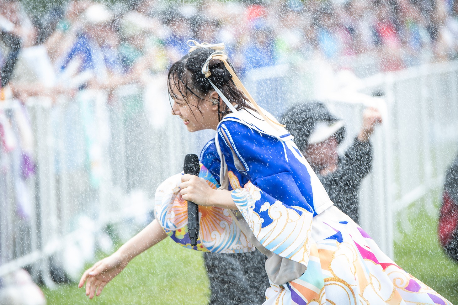 ずぶ濡れになりながら通路を駆ける仲村悠菜。
