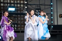 左から真山りか、風見和香、中山莉子。