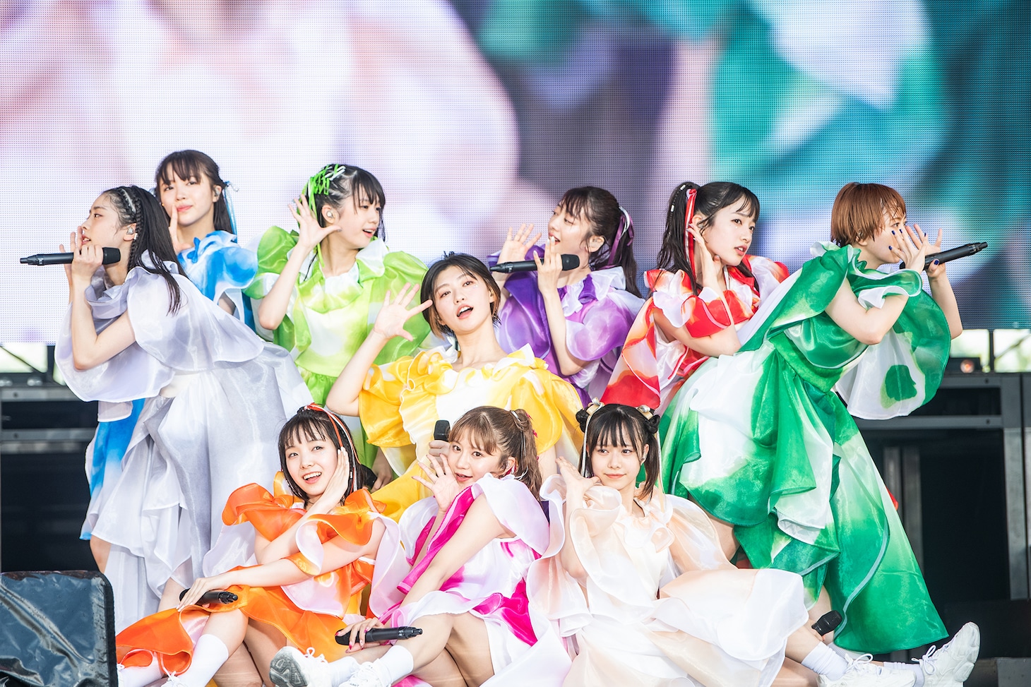 新曲「Summer Glitter」を披露する私立恵比寿中学。