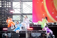 「幸せの貼り紙はいつも背中に」を披露するエビ中。