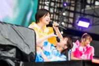 小芝居を繰り広げる小林歌穂（上）と中山莉子（下）。