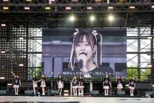 新しくなった「Family Complex」を披露するエビ中。