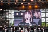 新しくなった「Family Complex」を披露するエビ中。