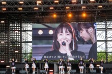 新しくなった「Family Complex」を披露するエビ中。