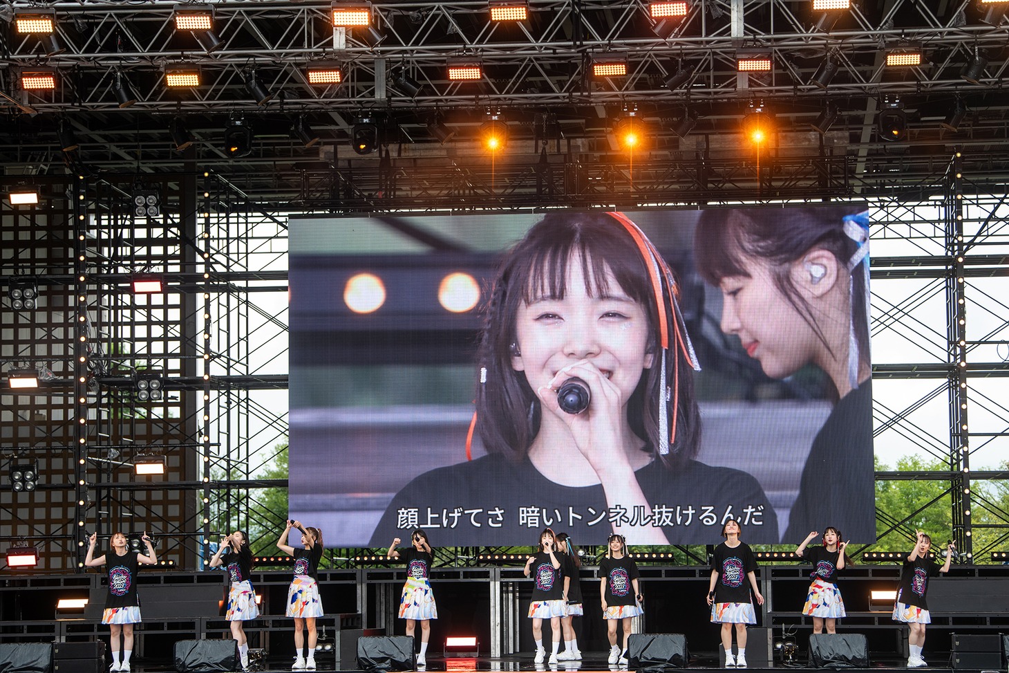 新しくなった「Family Complex」を披露するエビ中。