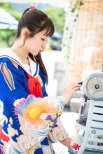 「ファミえん」バックヤード名物・製氷機でかき氷を作る桜木心菜。