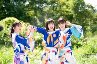 左から真山りか、桜井えま、中山莉子。