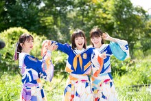 左から真山りか、桜井えま、中山莉子。