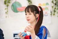 かき氷を味わう桜木心菜。