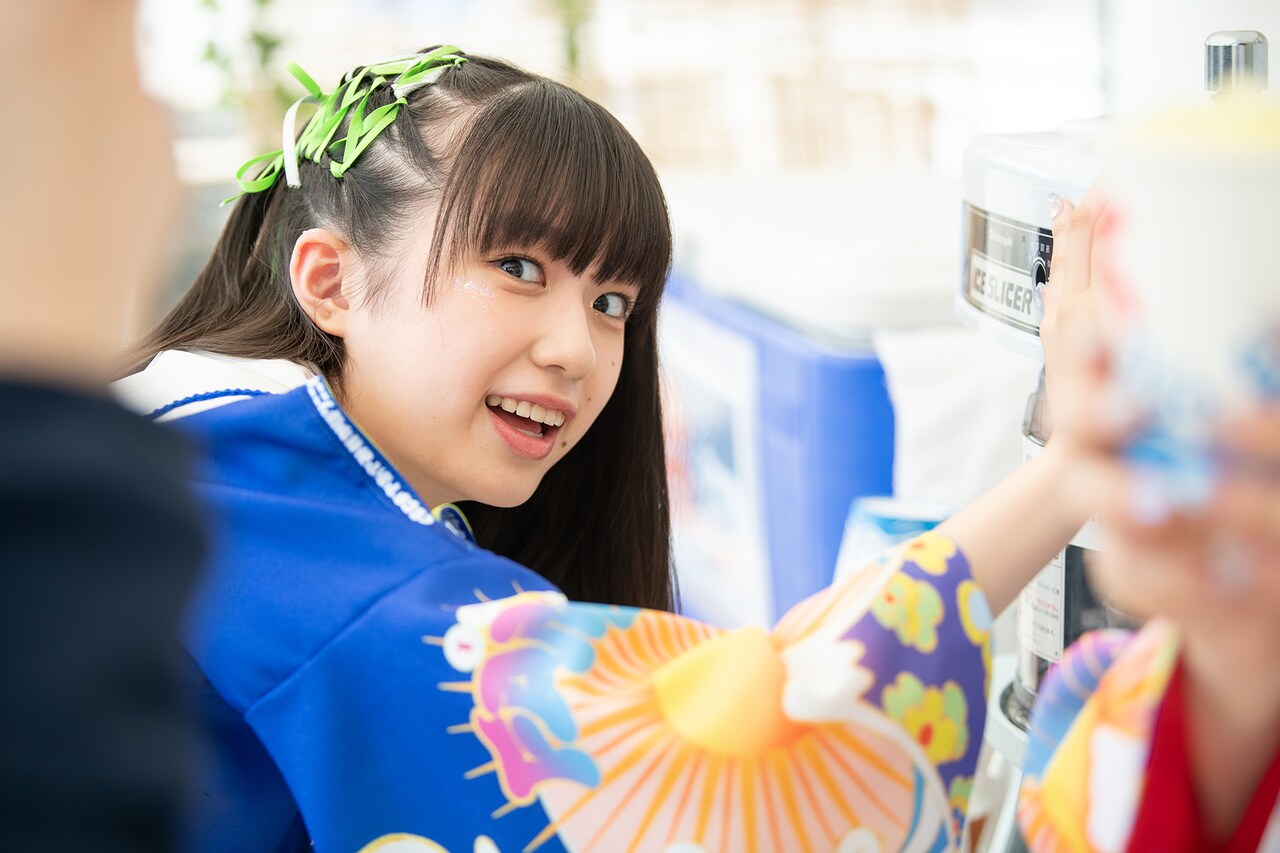 かき氷をゲットした小久保柚乃。 - エビ中、雄大な富士山をバックに10