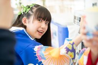 かき氷を作る小久保柚乃。