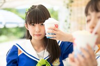 かき氷をゲットした小久保柚乃。