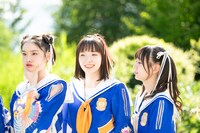 写真撮影前にリラックスする風見和香、桜井えま、仲村悠菜（左から）。