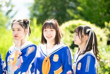 写真撮影前にリラックスする風見和香、桜井えま、仲村悠菜（左から）。