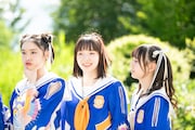 写真撮影前にリラックスする風見和香、桜井えま、仲村悠菜(左から)。