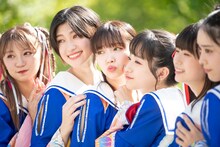 写真撮影を行う私立恵比寿中学。