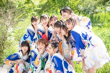 写真撮影を行う私立恵比寿中学。