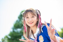 満面の笑顔でカメラに寄ってくる星名美怜。