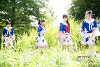 茂みを歩く小林歌穂、仲村悠菜、桜木心菜、風見和香（左から）。