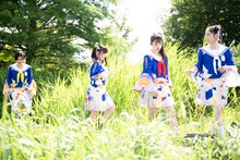 茂みを歩く小林歌穂、仲村悠菜、桜木心菜、風見和香（左から）。