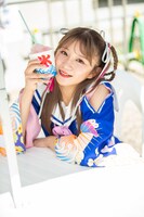 かき氷を味わう星名美怜。