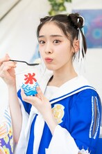 かき氷を味わう風見和香。