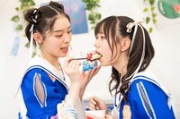 かき氷を仲村悠菜（右）の口に運ぶ風見和香（左）。