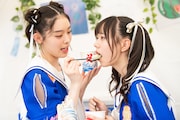 かき氷を仲村悠菜(右)の口に運ぶ風見和香(左)。