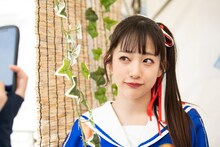 記念撮影する桜木心菜。